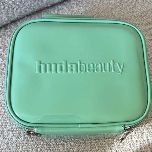 Huda Beauty Banana Bread Powder + Makeup Organizers - Picture 7 of 11